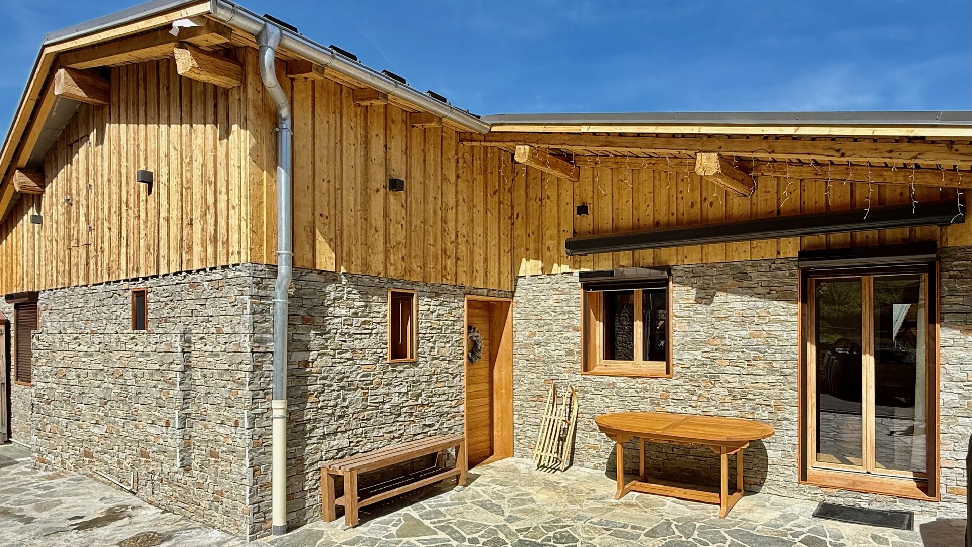 Facade chalet pierre et bois de jour - Location vacances Montorlin Alpes francaises