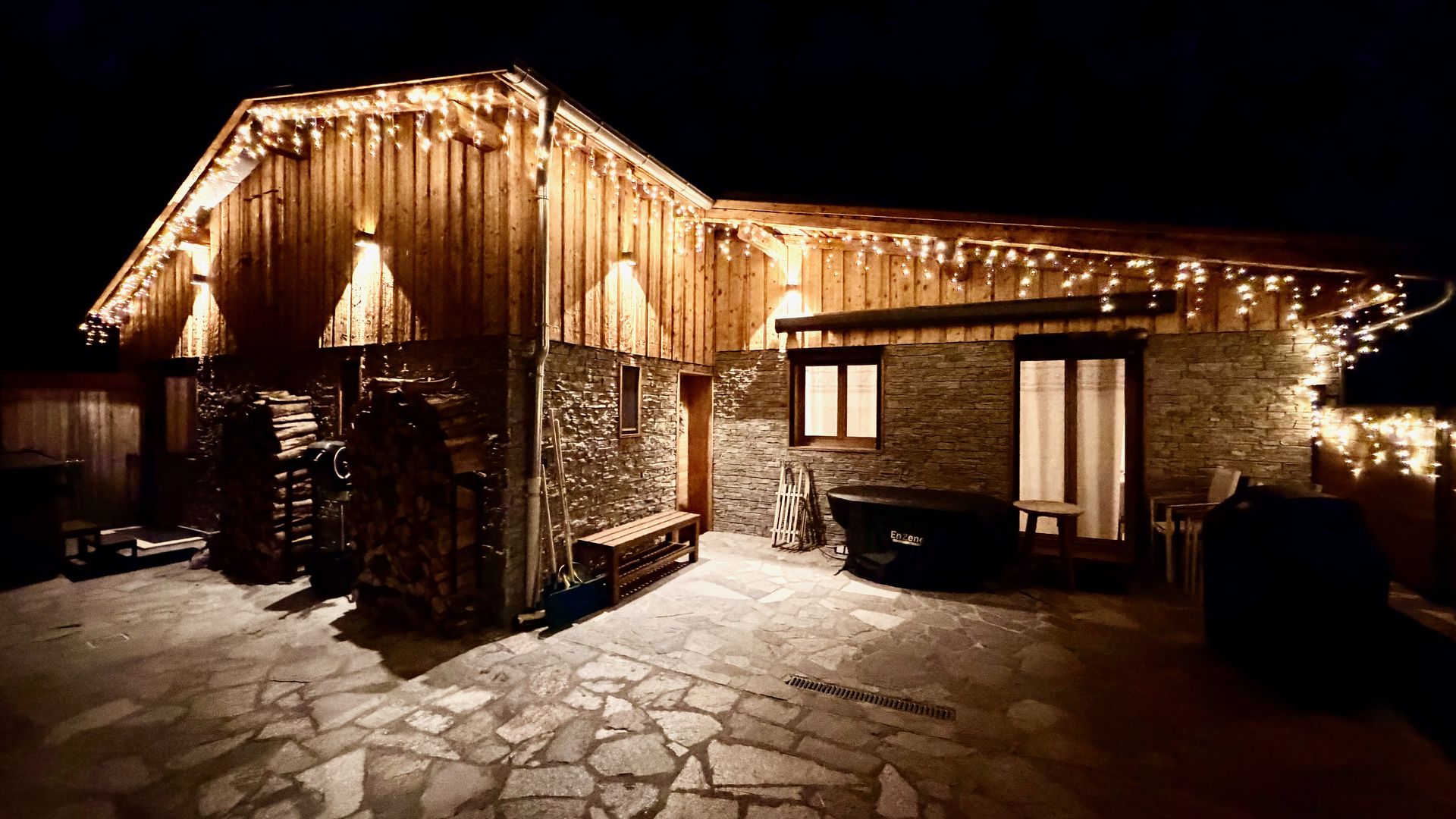 Facade chalet savoyard illuminee sous la neige - Montchavin Les Coches La Plagne