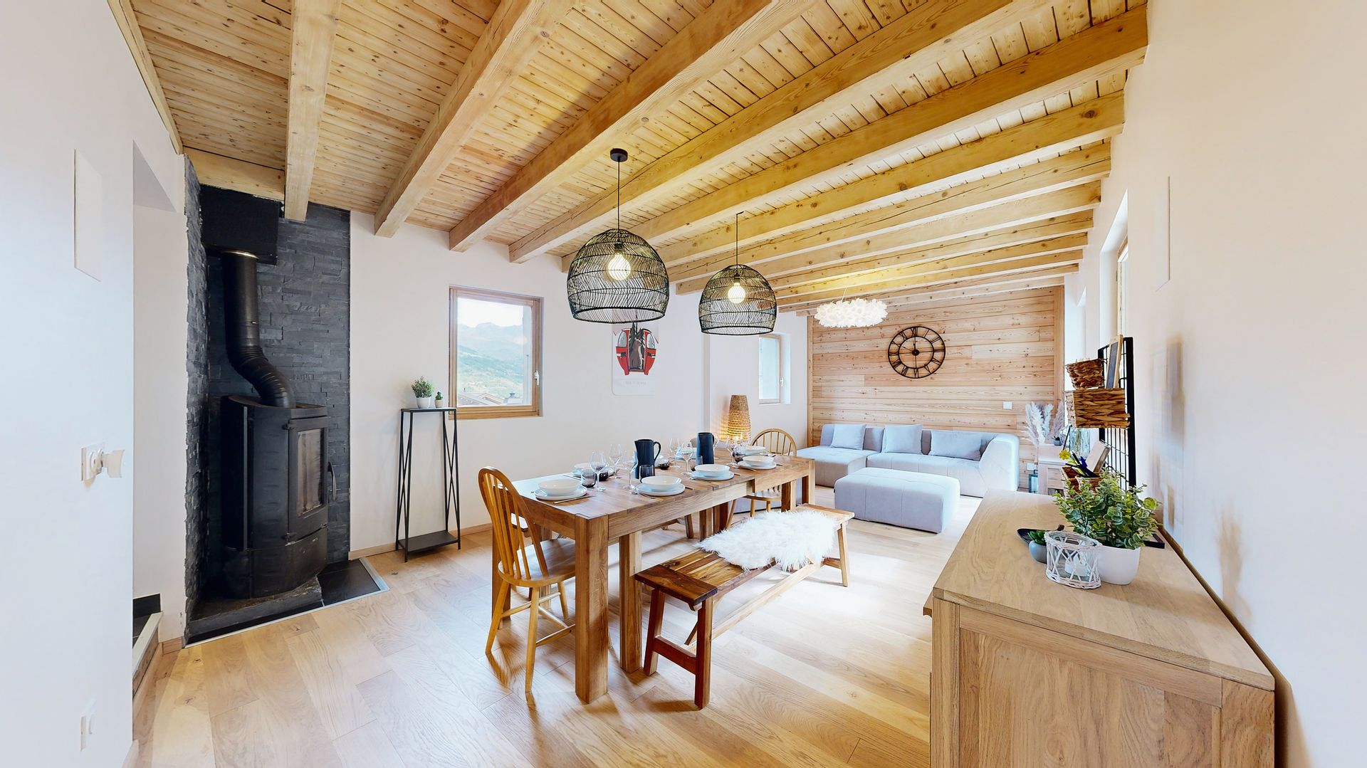 Salon et salle a manger chalet Paradiski avec poutres apparentes